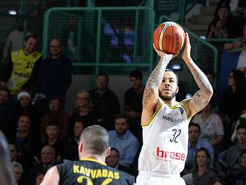 Korb anvisieren, Ball werfen - und treffen: Gabe York war gegen AEK Athen kaum zu stoppen. Mit 22 Punkten führte er sein Bayreuther Team zum Heimsieg.  Foto: Peter Mularczyk
