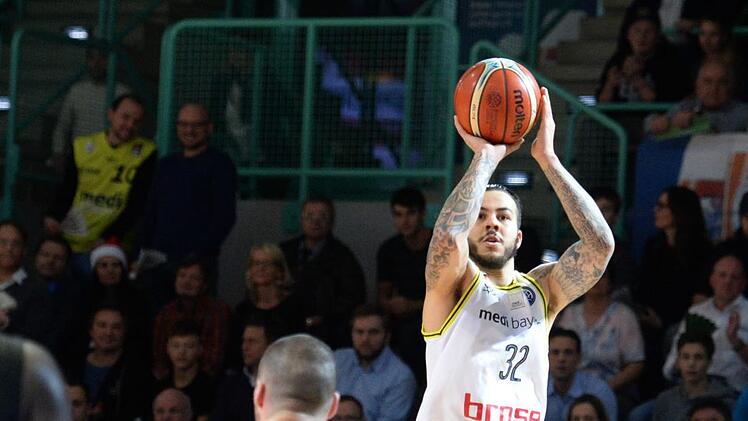 Korb anvisieren, Ball werfen - und treffen: Gabe York war gegen AEK Athen kaum zu stoppen. Mit 22 Punkten führte er sein Bayreuther Team zum Heimsieg.  Foto: Peter Mularczyk