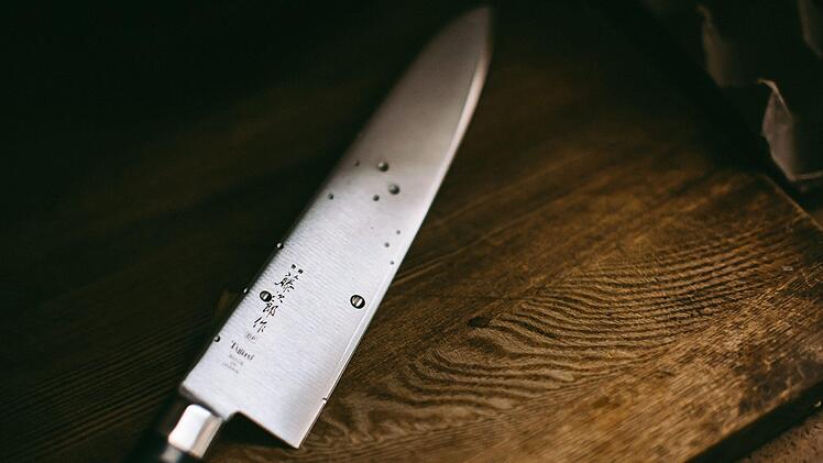 In Coburg hat ein Mann die Mutter seiner fünf Kinder brutal niedergestochen. 15 von 20 Messerstichen verliefen tödlich. Symbolfoto: unsplash.com/wu yi