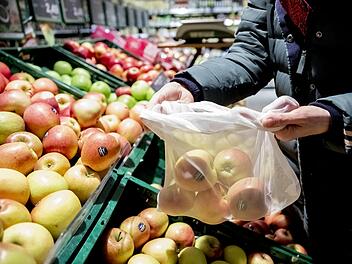 Der Discounter Aldi verlangt ab September 2019 Geld für die dünnen Plastiktüten für Obst und Gemüse. Foto: Christoph Soeder/dpa