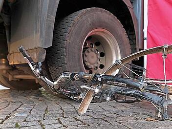 Aus noch nicht gekl&auml;rter Ursache kam es am Donnerstag in N&uuml;rnberg zum Zusammensto&szlig; zwischen einem Lastwagen und einer Radfahrerin.