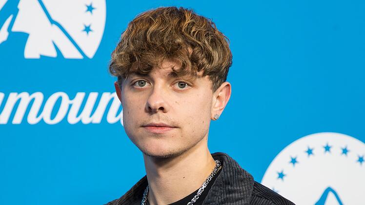 Der 28-jährige Kölner Jonas Ems ist nicht nur als Content Creator bekannt, sondern auch als Buchautor. Zum Start der neuen ARD-Thriller-Serie "Schattenseite", die auf seinem gleichnamigen Roman beruht, erklärt er, warum ihn Themen wie Mobbing und Hackerangriffe besonders beschäftigen.