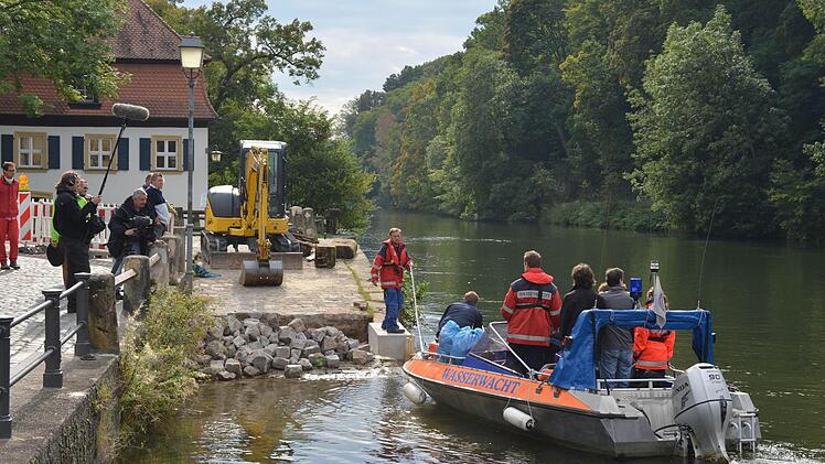 Ein Begleitboot legt an der alten Lände neben der Schleuse an.
