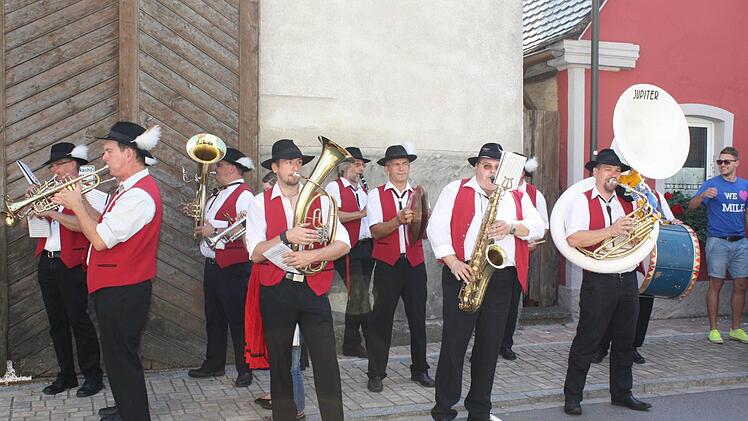 Die Weingartsgreuther Musikanten spielten zum Baumaufstellen in Mühlhausen.