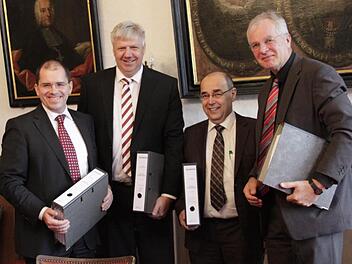 Gerhard Zedler und Franz Stumpf (von rechts) überreichten die genehmigten Planungsunterlagen an Heinz Mayer und Thorsten Kuhfeld von Siemens.  Foto: Josef Hofbauer