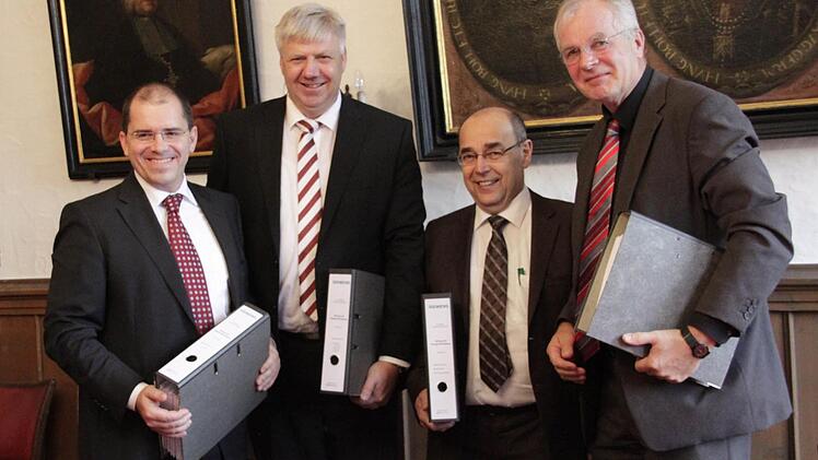 Gerhard Zedler und Franz Stumpf (von rechts) überreichten die genehmigten Planungsunterlagen an Heinz Mayer und Thorsten Kuhfeld von Siemens.  Foto: Josef Hofbauer