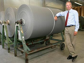 Der alte und neue Geschäftsführer Peter Klenner (hier ein Archivbild von 2007) in einer Produktionshalle der Kaliko in Bamberg vor Rollen mit Gewebebahnen Foto: Matthias Hoch