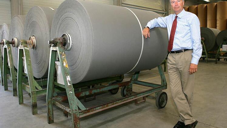 Der alte und neue Geschäftsführer Peter Klenner (hier ein Archivbild von 2007) in einer Produktionshalle der Kaliko in Bamberg vor Rollen mit Gewebebahnen Foto: Matthias Hoch