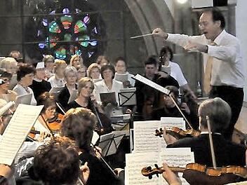 Kantorei Bad Kissingen, Residenzorchester Meiningen und Solisten sowie der musikalische Leiter Burkhard Ascherl am Abgrund - trotzdem bot die Empore genügend Entfaltungsraum für klangvolle und attraktive Interpretation. Foto: Peter Klopf