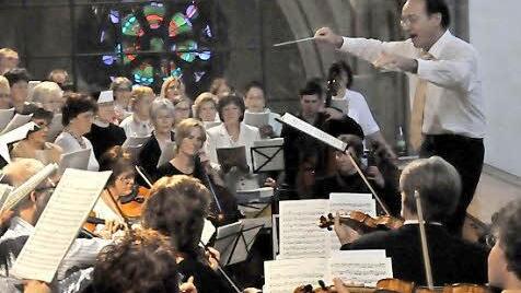 Kantorei Bad Kissingen, Residenzorchester Meiningen und Solisten sowie der musikalische Leiter Burkhard Ascherl am Abgrund - trotzdem bot die Empore genügend Entfaltungsraum für klangvolle und attraktive Interpretation. Foto: Peter Klopf