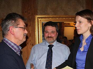 Josef Neder ist seit 45 Jahren Mitglied bei der CSU. Bundestagsabgeordnete Emmi Zeulner dankte mit Vorsitzenden Michael Bienlein (Mitte)  dem Jubilar für "seine Treue und die starken Nerven".  Fotos: Stephan Stöckel