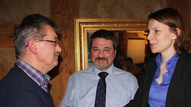 Josef Neder ist seit 45 Jahren Mitglied bei der CSU. Bundestagsabgeordnete Emmi Zeulner dankte mit Vorsitzenden Michael Bienlein (Mitte)  dem Jubilar für "seine Treue und die starken Nerven".  Fotos: Stephan Stöckel