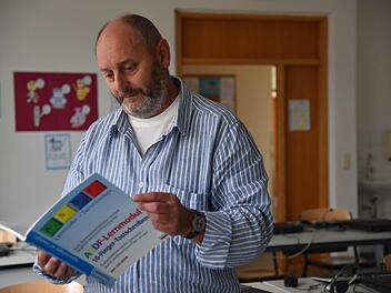 Rektor Johannes Först ist Leiter einer modernen Grundschule, an der sogar das Zehn-Finger-Tastschreiben vermittelt wird. Foto: Gabi Arnold
