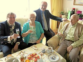 Bürgermeister Paul Steins, Lucie Walz, stellvertretender Landrat Otto Siebenhaar und Paul Walz stoßen auf die Diamanthochzeit an.  Foto: ni