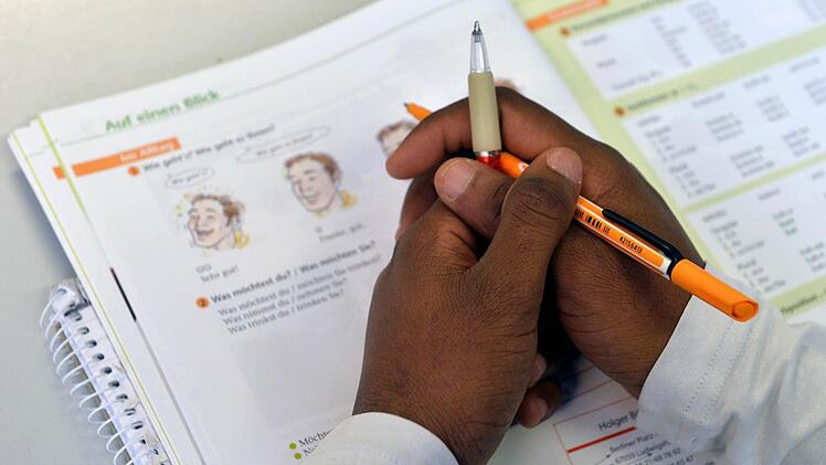Deutsch im Alltag - egal ob es um Sprache geht oder um lebenspraktische Dinge - vermitteln in Coburg eine Reihe ehrenamtlicher Helfer den Asylsuchenden in der Erstaufnahmeeinrichtung. Symbolfoto: Hendrik Schmidt/dpa