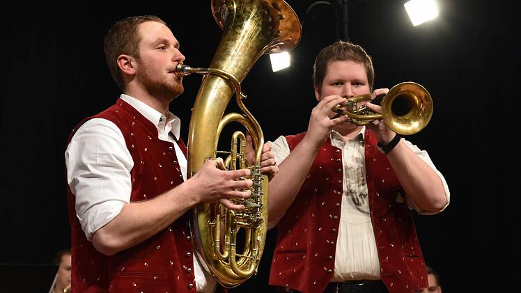 Während die Blaskapelle "Böhmisches Fieber" in einer typisch mährischen Besetzung spielte, glänzten der Tenorhornist Stefan Heidenreich und der Flügelhornist Michael Philipp mit ihrem Solo in der "Alfova-Polka".