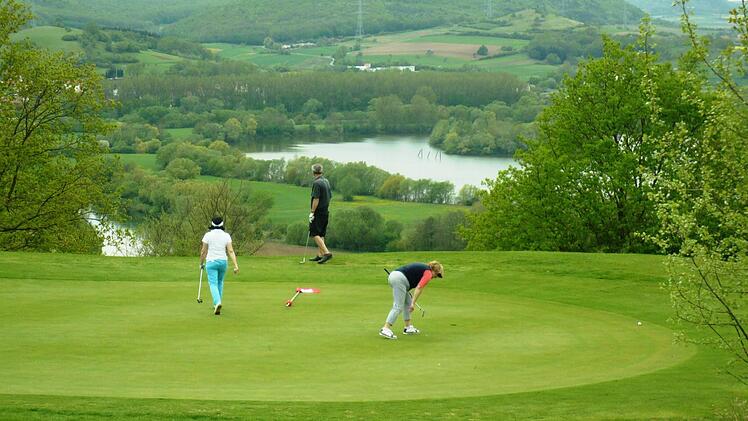 Die Greens sind auf einem Golfplatz deutlich zu erkennen. Hier muss der Ball rollen wie auf einem Teppich.