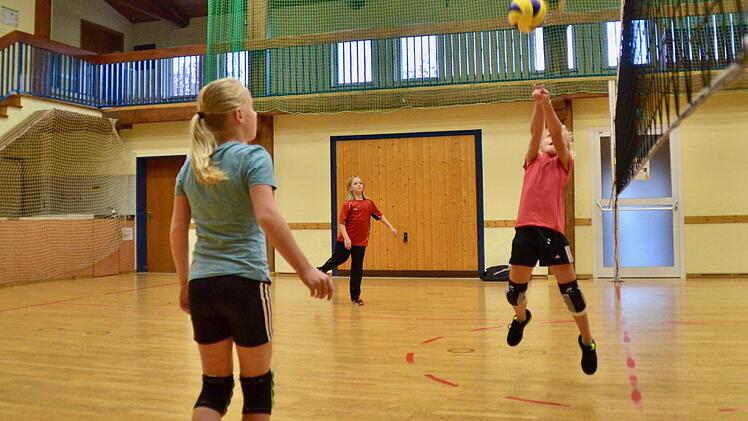 Volleyballtraining der U12 in der Aschacher Zehnthalle. Lara Enzmann baggert hier den Ball zu Hanna Walkenhorst. Maria Martin schaut zu. Foto: Kathrin Kupka-Hahn