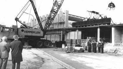 Endspurt vor der Einweihung der Dreifachsporthalle am Anger im März 1977Foto: CT-Archiv/Norbert Klüglein