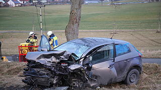 Frau stirbt nach Frontalcrash im Landkreis Bayreuth Frau stirbt nach Frontalcrash im Landkreis Bayreuth