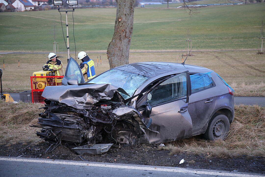 Frau stirbt nach Frontalcrash im Landkreis Bayreuth