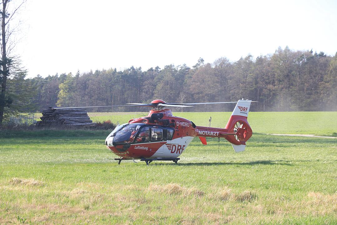 Kreis Bamberg: Beim Überholen Kontrolle verloren – 18-Jähriger kracht gegen Baum