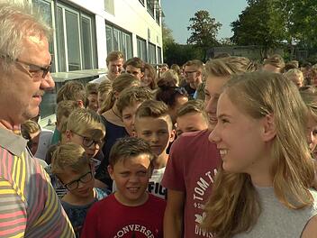 Sicherlich 1000 Sch&uuml;ler verabschiedeten sich alle pers&ouml;nlich von ihrem Hausmeister Norbert J&auml;ckisch. Die neue Heimat der Familie J&auml;ckisch ist in Knetzgau. Dort macht k&uuml;nftig nur ein Kind L&auml;rm: Anna, seine 14 Tage alte Enkelin.  Foto: Christian Licha