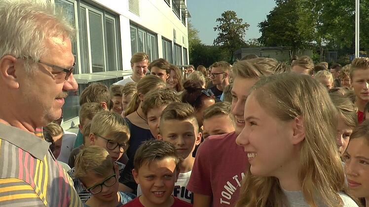 Sicherlich 1000 Sch&uuml;ler verabschiedeten sich alle pers&ouml;nlich von ihrem Hausmeister Norbert J&auml;ckisch. Die neue Heimat der Familie J&auml;ckisch ist in Knetzgau. Dort macht k&uuml;nftig nur ein Kind L&auml;rm: Anna, seine 14 Tage alte Enkelin.  Foto: Christian Licha