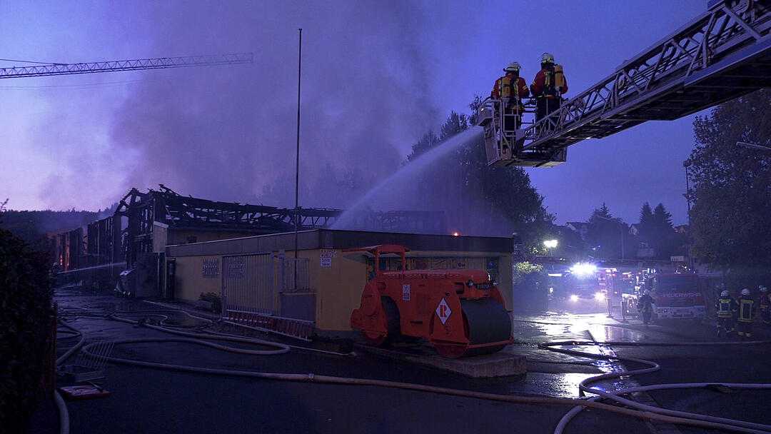 Lagerhalle in Wunsiedel komplett abgebrannt - Schaden enorm, Einsturzgefahr