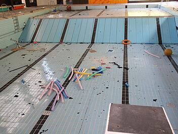 Während die einen hier gerne wieder schwimmen möchten, würden die anderen das Hallenbad abreißen. Der Streit geht in die nächste Runde.  Jetzt muss die Rechtsaufsicht entscheiden, ob das Bürgerbegehren zulässig ist. Archiv/Thomas Malz