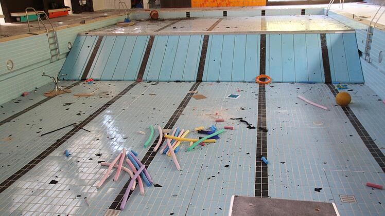 Während die einen hier gerne wieder schwimmen möchten, würden die anderen das Hallenbad abreißen. Der Streit geht in die nächste Runde.  Jetzt muss die Rechtsaufsicht entscheiden, ob das Bürgerbegehren zulässig ist. Archiv/Thomas Malz