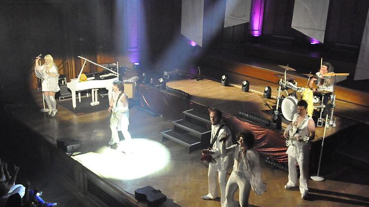 Die Band ABBA today nahm mit ihrer atemberaubenden Bühnenshow die Zuhörer mit auf eine Reise in die 70er Jahre und zu den legendären Songs der schwedischen Kultband ABBA. Foto: Peter Klopf