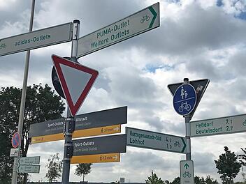An sich ist das Radnetz in Herzogenaurach gut ausgeschildert, wenn auch manchmal das Schild vor lauter Schildern nicht mehr zu sehen ist.