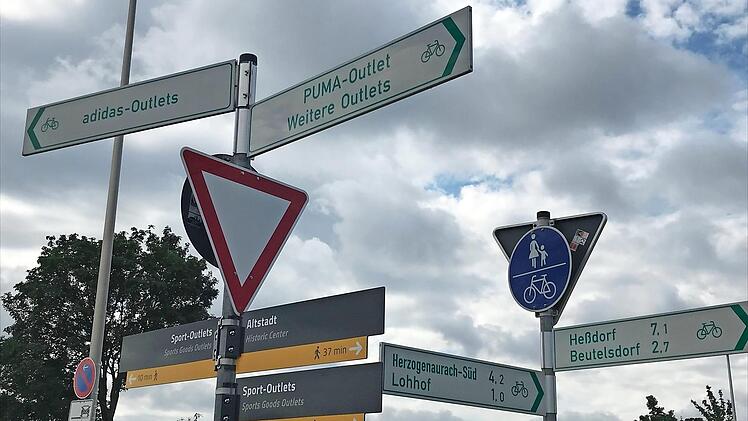 An sich ist das Radnetz in Herzogenaurach gut ausgeschildert, wenn auch manchmal das Schild vor lauter Schildern nicht mehr zu sehen ist.