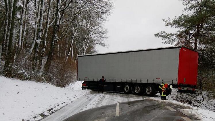 Zwischen Rödlas und Großenbuch kam der Lastwagen ins Rutschen und blockierte die Straße. Foto: Freiwillige Feuerwehr Neunkirchen am Brand