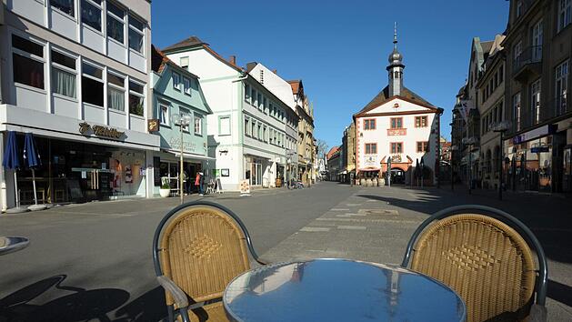 Für Außenbestuhlungen von Lokalen und Warenaußenpräsentationen von Geschäften auf öffentlichem Grund sind normalerweise Gebühren fällig. Um der Wirtschaft in der Zeit der Corona-Einschränkungen zu helfen, verzichtet die Stadt Bad Kissingen heuer auf diese Gebühren. Foto: Siegfried Farkas