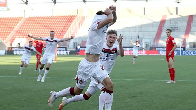 Platz 1: Der Glubb is a Debb, aber in vielen Statistiken Nummer 1 - nicht nur in negativen. Fabian Schleuseners (vorne) Treffer zum Klassenerhalt in der 2. Liga war für uns der emotionalste fränkische Sportmoment 2020. Sportfoto Zink