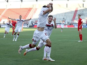 Platz 1: Der Glubb is a Debb, aber in vielen Statistiken Nummer 1 - nicht nur in negativen. Fabian Schleuseners (vorne) Treffer zum Klassenerhalt in der 2. Liga war für uns der emotionalste fränkische Sportmoment 2020. Sportfoto Zink