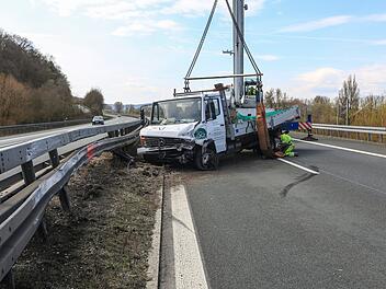 Nach Ausweichman&ouml;ver wegen Falschfahrer: Kleinlaster kracht in Leitplanke