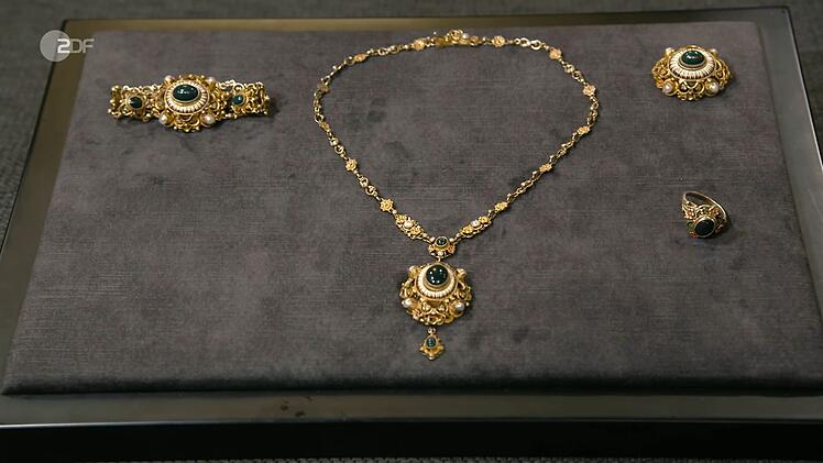 Das Schmuck-Ensemble aus Silber mit Perlen und Heliotropen wurde um 1880 oder 1890 hergestellt und von der Expertin auf 500 bis 700 Euro geschätzt. Friedrich Häusser kaufte den antiken Schmuck für 450 Euro.
