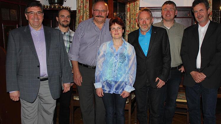 Bürgermeister Werner Wolf (l.) verabschiedete Alexander Schütz, Herbert Deuerlein, Doris Steffl, Ernst Seckendorf und Peter Rammensee (v.l.). Wolf folgt nun Hans-Jürgen Nekolla (r.) nach.Foto: fra-press