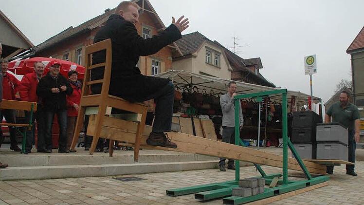 Spektakel am Marktsonntag in Maßbach: Hygienisch korrekt verpackt, wurde der Spießbraten, mit dem Bürgermeister Matthias Klement aufgewogen wurde, von Matthias Hahn (rechts) in Kisten verpackt auf die selbst gebaute Waage gehoben.  Fotos: Daniel Wiener