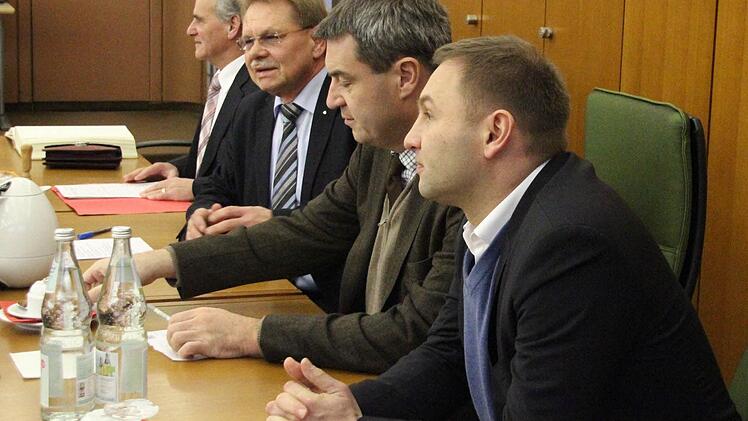 Sie verkündeten die "Frohe Botschaft" (von links): Oswald Marr, Wolfgang Beiergrößlein, Markus Söder und Jürgen Baumgärtner.  Foto: Friedwald Schedel