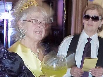 Sie war voll in ihrem Element, die Weinprinzessin Brunhilde Renk mit dem singenden Wirt (Elisabeth Fleischmann).  Foto: Gerd Fleischmann