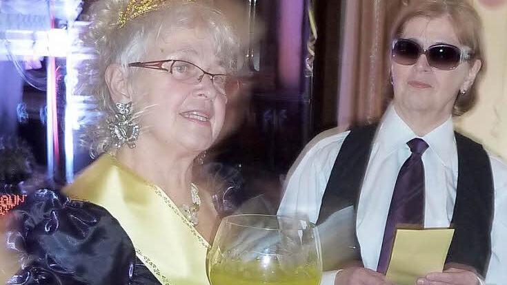 Sie war voll in ihrem Element, die Weinprinzessin Brunhilde Renk mit dem singenden Wirt (Elisabeth Fleischmann).  Foto: Gerd Fleischmann