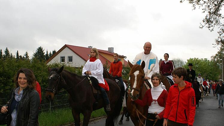 Pfarrer Berberich hoch zu Pferd Foto: Michael Rauh