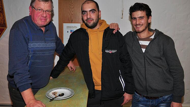 Anton Hahn aus Untertheres (links) kümmert sich bereits um Asylsuchende, die im Haus seines Sohnes Markus Hahn wohnen. Im Bild Mohammad Nasif und Ahmar Abd Alkafe, die sich von Anton Hahn bestens unterstützt wissen.