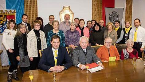 Die Gewinner der Treuepassaktion des Michelauer Einkaufkorbs stehen fest. Das Bild zeigt sie mit Mitgliedern der Werbegemeinschaft und B&uuml;rgermeister Helmut Fischer (vorne, Zweiter von links). Foto: Klaus Gagel