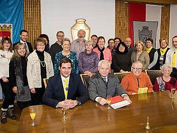 Die Gewinner der Treuepassaktion des Michelauer Einkaufkorbs stehen fest. Das Bild zeigt sie mit Mitgliedern der Werbegemeinschaft und Bürgermeister Helmut Fischer (vorne, Zweiter von links). Foto: Klaus Gagel