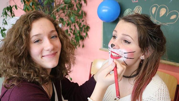 Die Klasse 9c organisierte Kinderschminken und viele tierische Gesichter liefen am Tag der offenen Tür der Realschule Ebern durchs Schulhaus.
